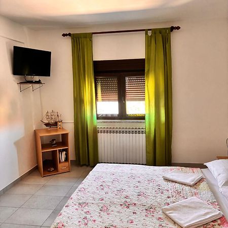 Ruza I Natalija Apartment Karlobag Exterior foto