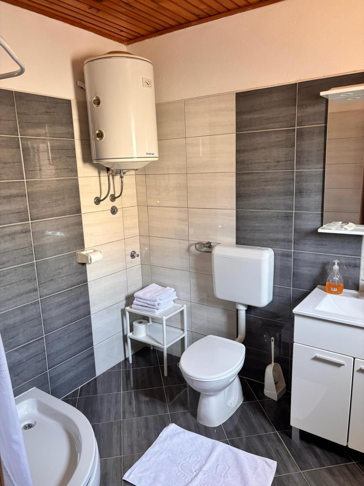 Ruza I Natalija Apartment Karlobag Exterior foto