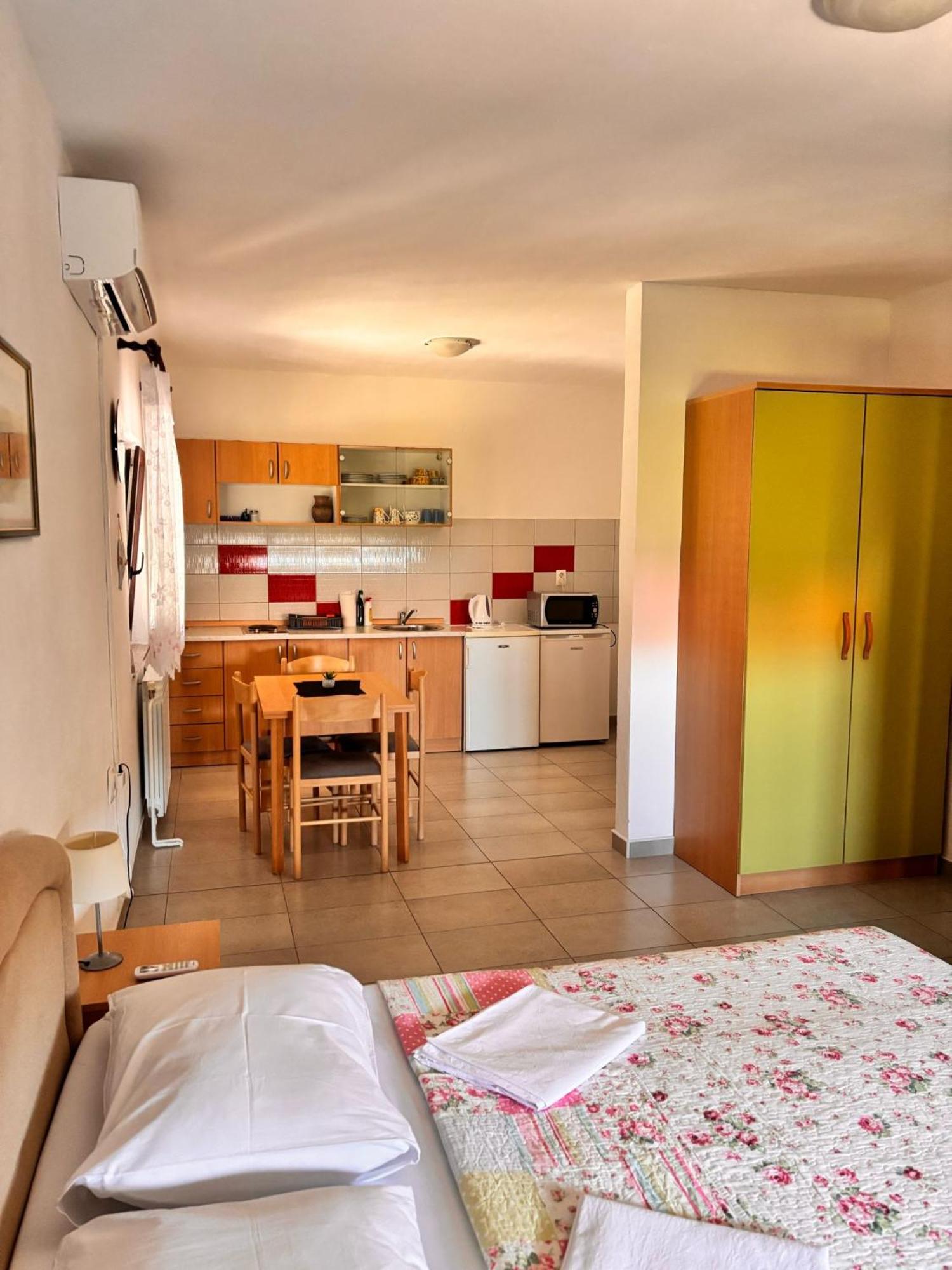 Ruza I Natalija Apartment Karlobag Exterior foto